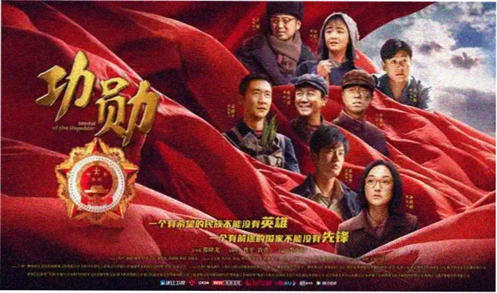 摊位上悬挂的灯串与漫画分卷陈列示意